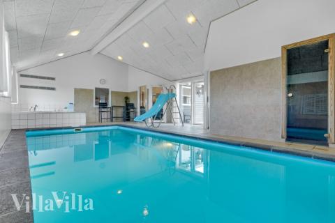 Sommarstuga 202 är inredd med en smakfull poolavdelning som har vattenrutschbana, ett stort inbyggt spapad och bastu