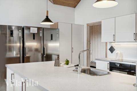 Köket i lyxstuga nr 202 är generöst inrett.