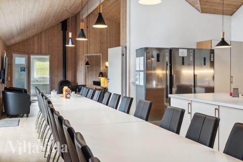 Det stora ljusa vardagsrummet i lyxstuga nr 202 för 24.