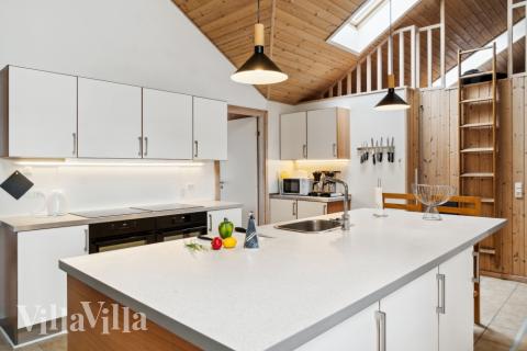 Köket i lyxstuga nr 202 är utrustat så att ni kan laga mat till 24 personer.