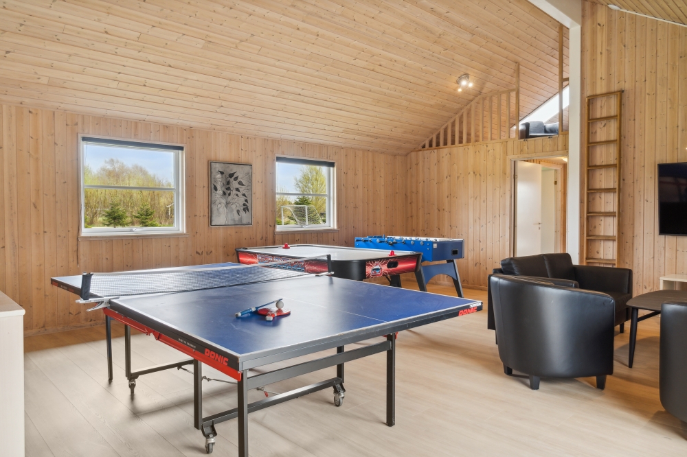 Förutom de många timmar som du kan tillbringa i stugans poolavdelning erbjuder lyxstuga 202 även biljard, bordtennis och dart