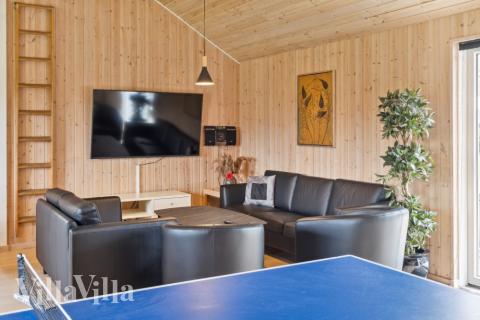 Aktivitetsrum i lyxstuga nr 202 med 9 sovrum och plats för 24 personer.