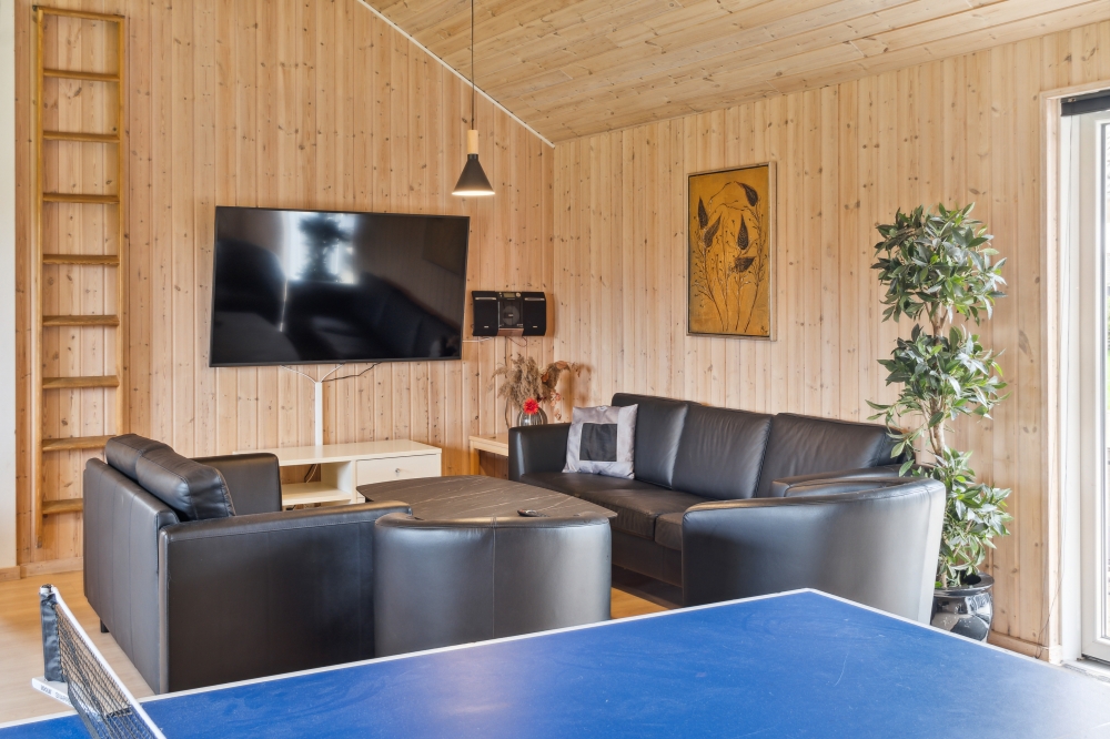 Aktivitetsrum i lyxstuga nr 202 med 9 sovrum och plats för 24 personer.