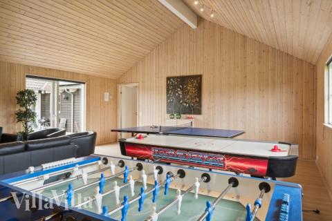 Lyxstuga 202 för 24 personer har ett stort aktivitetsrum med bl.a. biljard och dart