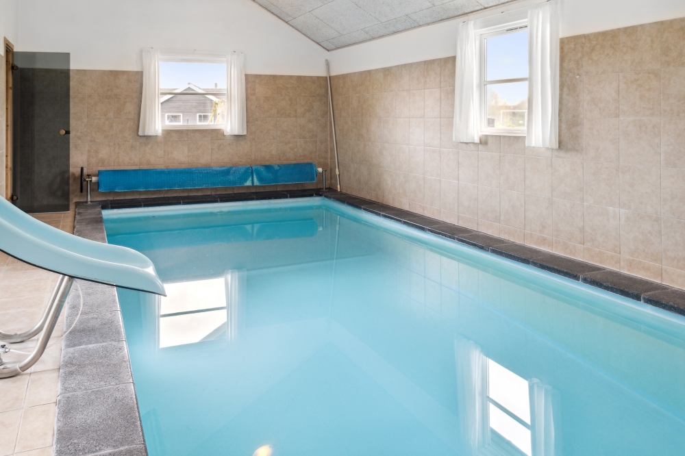Ta ett dopp i poolen i lyxhus nr 202 i Lolland/Falster/Møn.