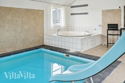 Den härliga poolen i lyxstuga nr 202 för 24 personer