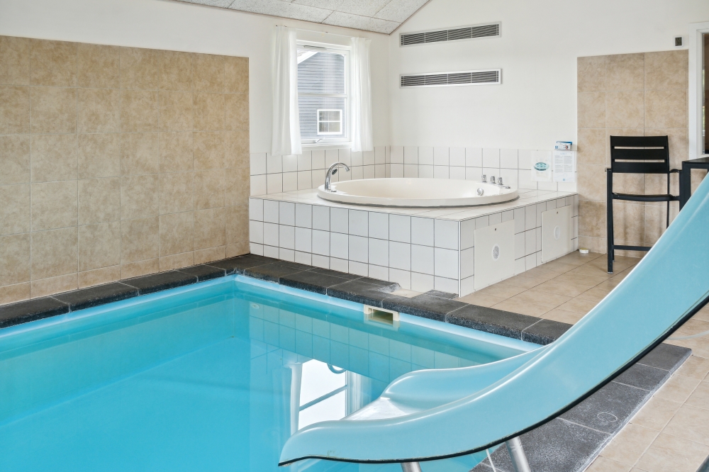 Den härliga poolen i lyxstuga nr 202 för 24 personer