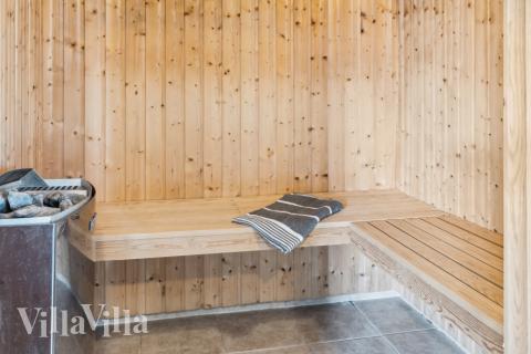 Njut av bastuvärmen i lyxstuga nr 202 för 24 personer