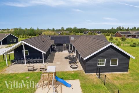 Den tjusiga sommarstugan nr 202 med gott om plats för upp till 24 personer