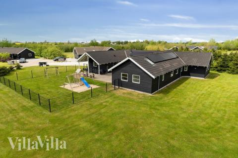 Den praktfulla poolstugan nr 202 med plats för 24 personer ligger i Lolland/Falster/Møn