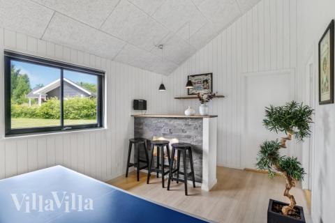 Förutom de många timmar som du kan tillbringa i stugans poolavdelning erbjuder lyxstuga 276 även biljard, bordtennis och dart