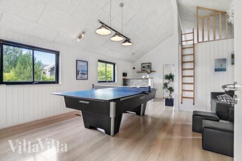 Lyxstuga 276 för 18 personer har ett stort aktivitetsrum med bl.a. biljard och dart