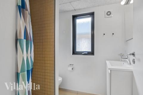 Ett duschrum finns i lyxstuga nr 276 för 18 personer.