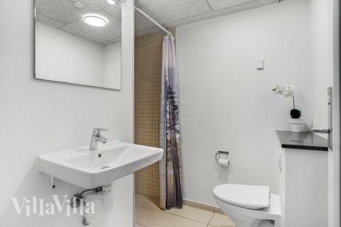 Lyxstuga nr 276 har ett duschrum för 18 personer.