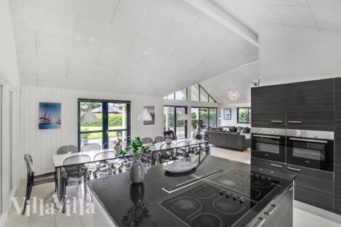 Köket i lyxstuga nr 276 är utrustat så att ni kan laga mat till 18 personer.