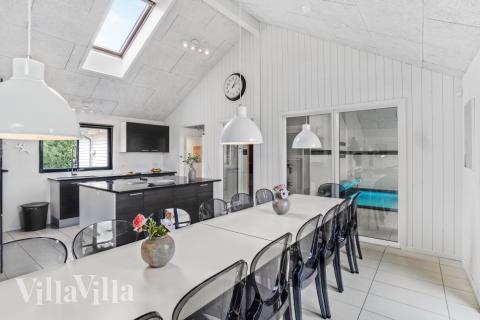 Det stora ljusa vardagsrummet i lyxstuga nr 276 för 18.