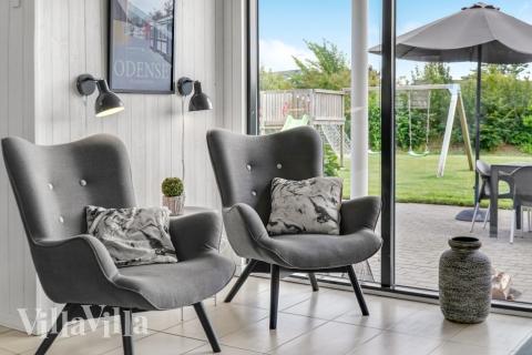 I soffhörnan i lyxstuga 276 i Nordsjälland kan ni spela brädspel eller titta på film tillsammans.