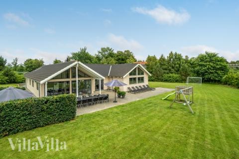 Den tjusiga sommarstugan nr 276 med gott om plats för upp till 18 personer