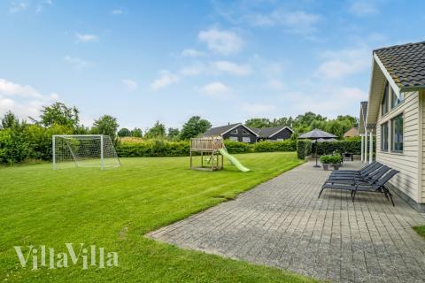 Stor terrass i lyxstuga nr 276 i Nordsjälland.