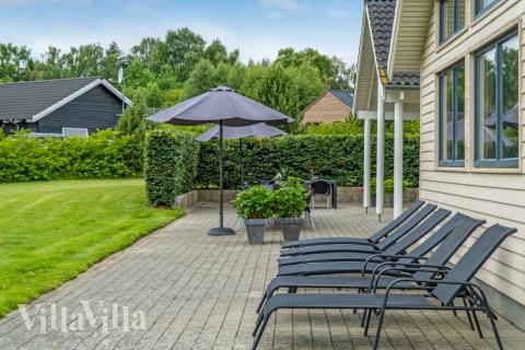 På terrassen i sommarhus nr 276 finns det plats för upp till 18 gäster.