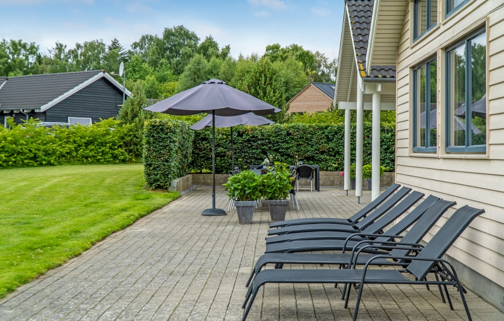 På terrassen i sommarhus nr 276 finns det plats för upp till 18 gäster.