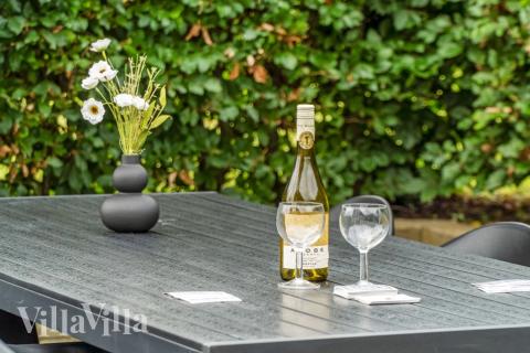 Lyxstuga nr 276 har en härlig terrass med sköna trädgårdsmöbler för 18 personer.