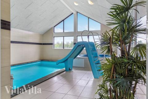 Sommarstuga 276 är inredd med en smakfull poolavdelning som har vattenrutschbana, ett stort inbyggt spapad och bastu