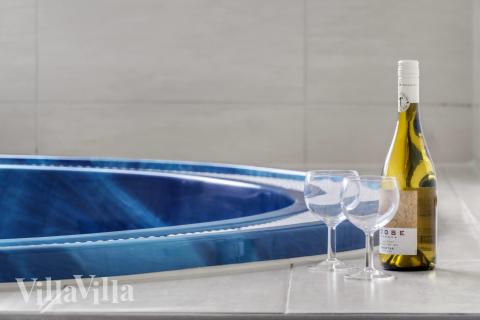 Njut av spabadets värme i lyxstuga nr 276 i Nordsjälland