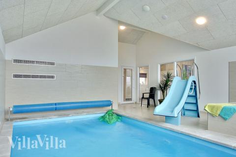 Huset har en otrolig poolavdelning med faciliteter som en 18 m2 swimmingpool, simträning, vattenrutschbana, spa bad och bastu