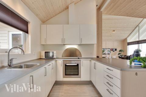 Köket är utrustat med allt man kan tänkas behöva för semesterns matlagning