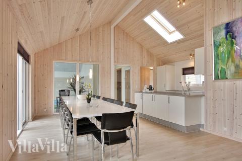 Köket ligger i öppen förbindelse med matsalen och vardagsrummet. Här finns gott om plats till 16 personer att äta och umgås tillsammans