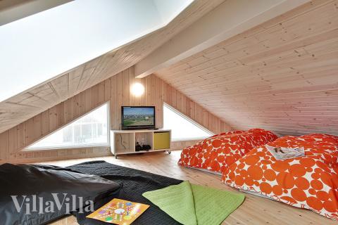 Den ena sovalkoven är inrättad till unga och barn, med plattskärms-tv, DVD och sittpuffar 