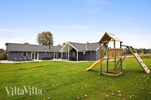 Huset har en stor terrass där det kan grillas och umgås. För de minsta gästerna finns gungor och sandlåda i trädgården