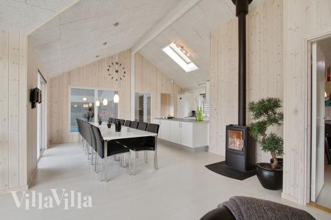 Vardagsrummet är inrättat med soffgrupp och matsalsplats - och ligger i samfälld förbindelse med köket, vilket skapar en öppen och trevlig atmosfär däremellan