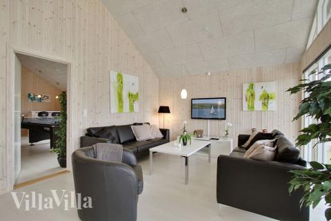 Vardagsrummet är ljust och rymligt, med god plats för både familj och vänner