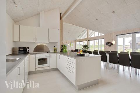 Köket är väl utrustat med allt vad man kan tänkas behöva under semesterns matlagning