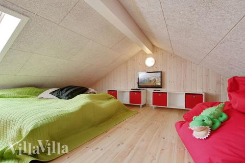 Till barn och unga finns en myshörna uppe på sovloftet med sittpuffar och plattskärms-tv med DVD