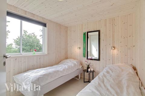 Sovrummen är inrättade med enkel- eller dubbelsängar och inbyggda garderober