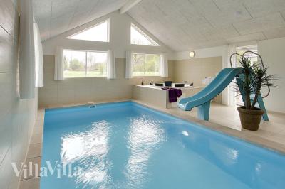 Sommarhuset har en riktigt luxuös poolavdelning med pool, vattenrutschbana, ett stort spa-bad samt bastu