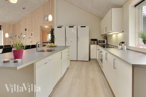 Köket är rymligt och praktiskt inrättat med alla tänkbara faciliteter