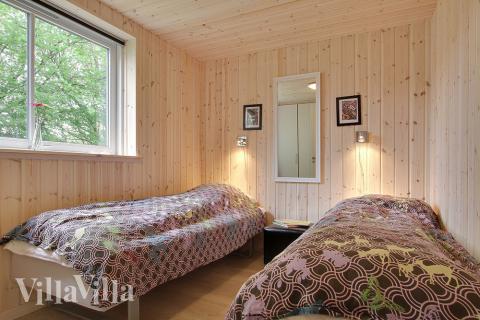 Husets sovrum är smakfullt inredda med boxmadrasser och garderober