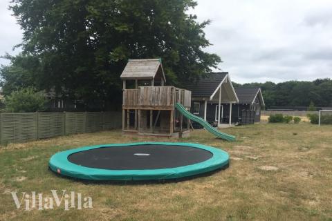 Till den trevliga sommarstugan nr 284 i Fyn och öar erbjuds en mängd utomhusaktiviteter, t.ex. lektorn och gungor