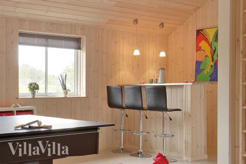 I husets aktivitetsrum är det inrättat en mysig bar med kylskåp där man kan mixa drinkar eller servera kalla drycker till de spelande