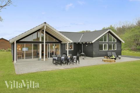 Detta fantastiska lyxhus bjuder in till en händelserik semester på Langeland