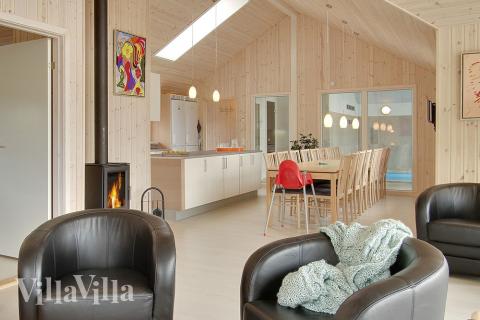 Husets naturliga samlingspunkt är det centralt placerade vardagsrummet med köket i öppen förbindelse