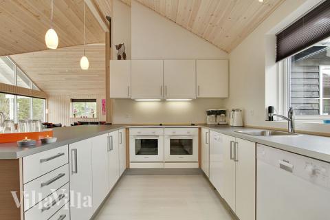 Köket är väl utrustat med allt vad man kan tänkas behöva under semesterns matlagning