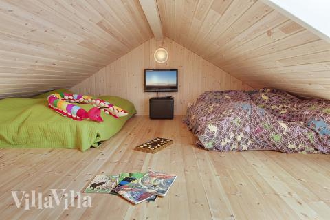 För barnen är det inrättat en öppen lek-och-sovalkov med plattskärms tv/ och sittpuffar