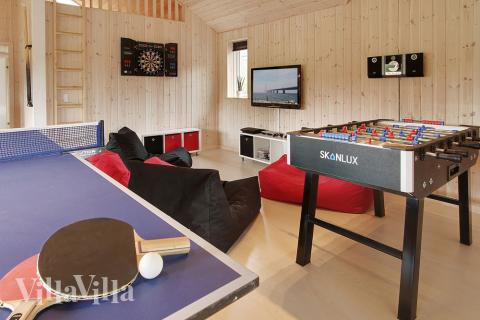 Känner man för omväxling från husets eget badland kan man alltid underhålla sig med ett av de många spel som finns i aktivitetsrummet