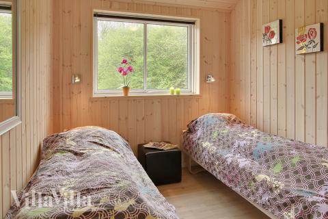 Sovrummen är ljust inredda med antingen dubbel- eller enkelsäng och inbyggda garderober