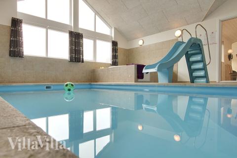 I husets eget vattenland kan det simmas och badas i timvis i poolen med vattenrutschbana och romersk trappa